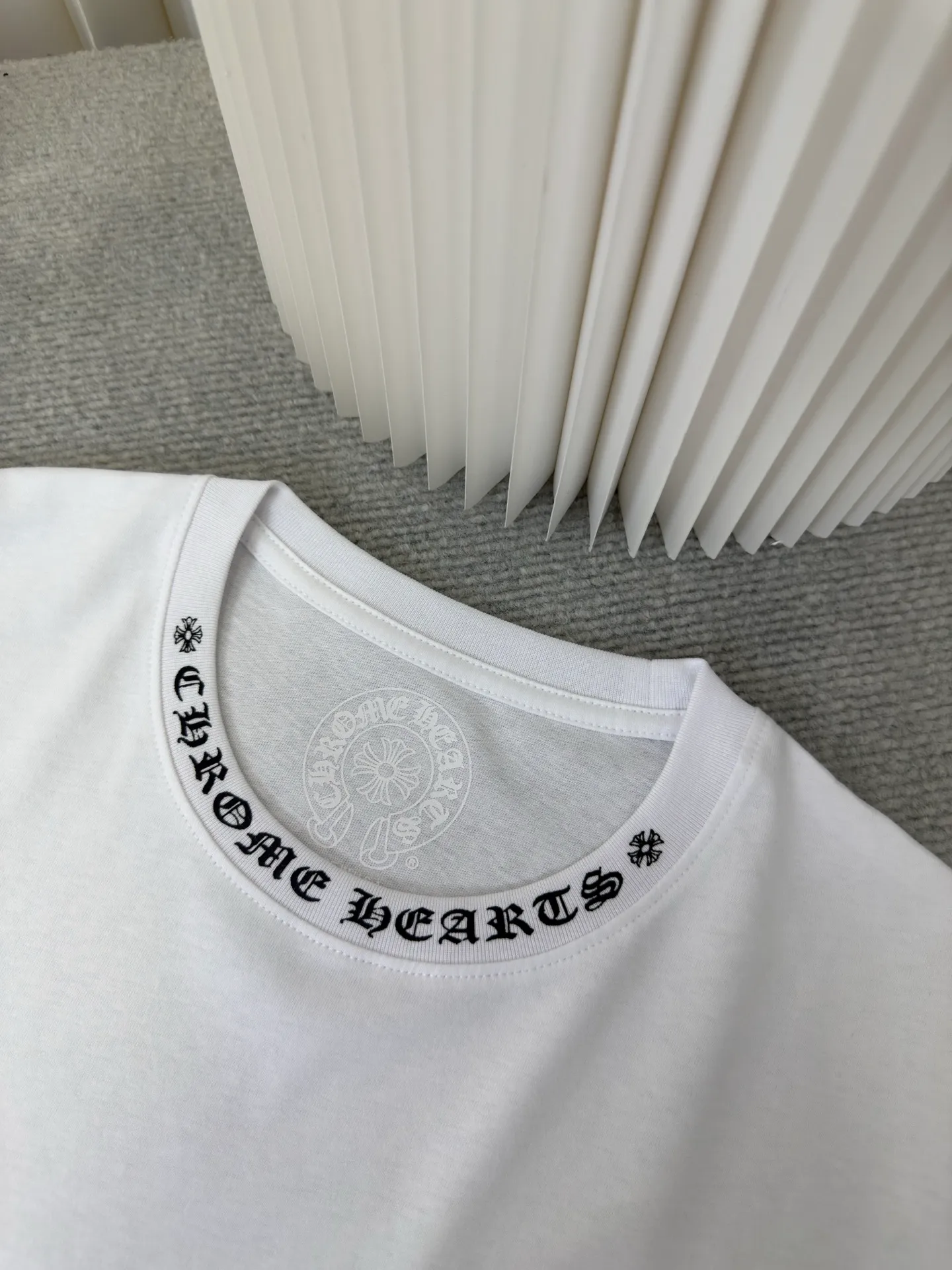 P290 Chrome Hear Sanskrit collar long sleeves. The fabric is made of 26 weave 200 grams cotton. The printing is ink printing. Customized accessories. Size S M L